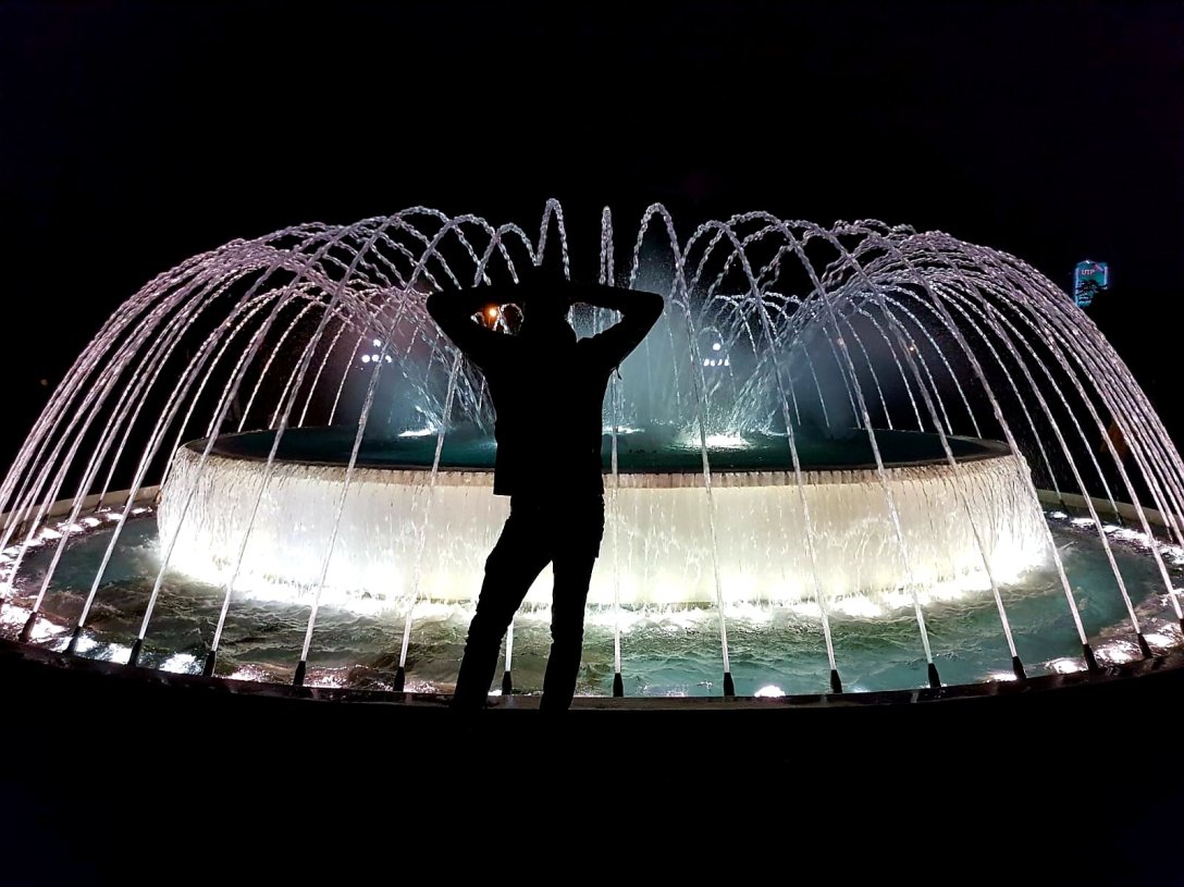 Beleuchteter Brunnen bei Nacht