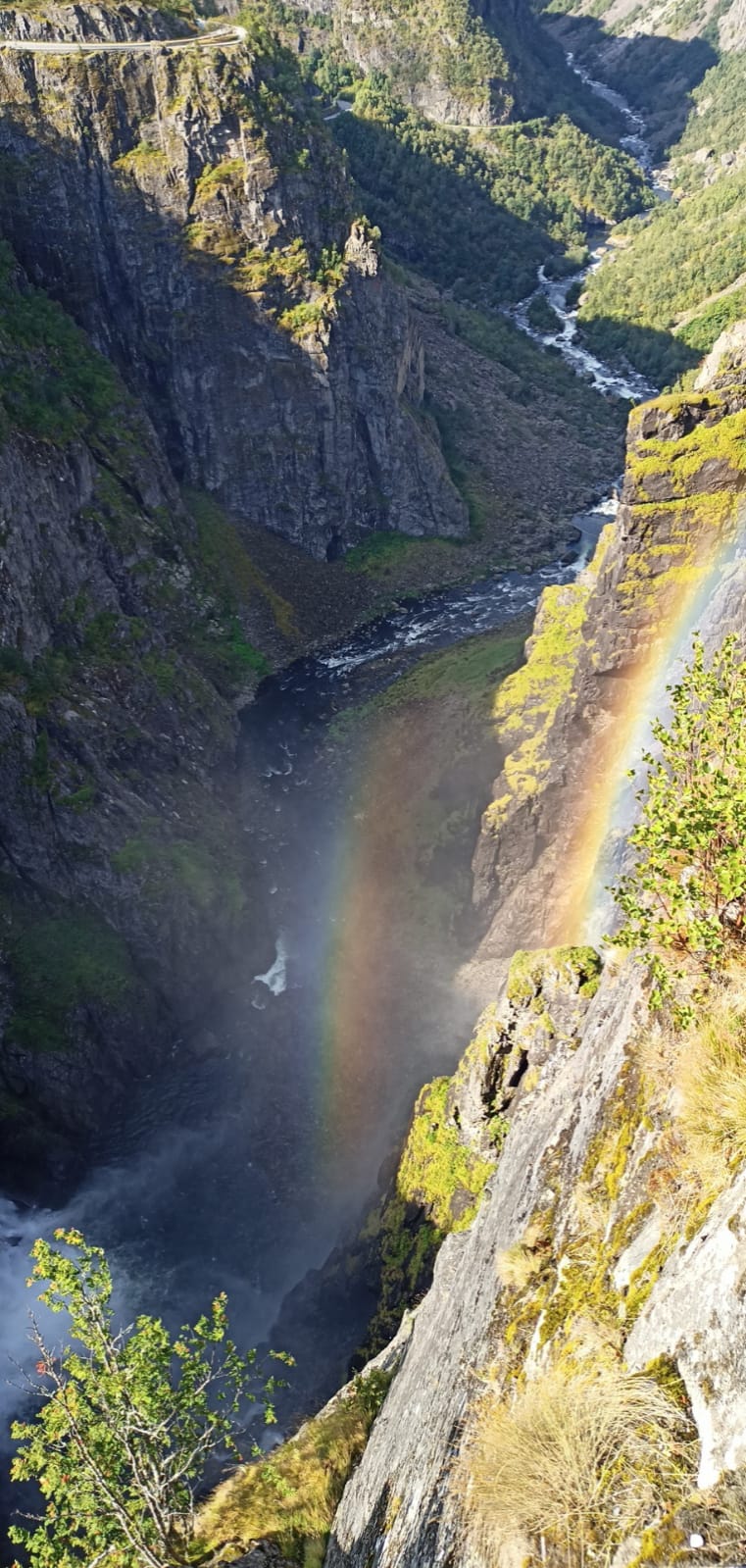 Wasserfall mit Regenbogen in Norwegen